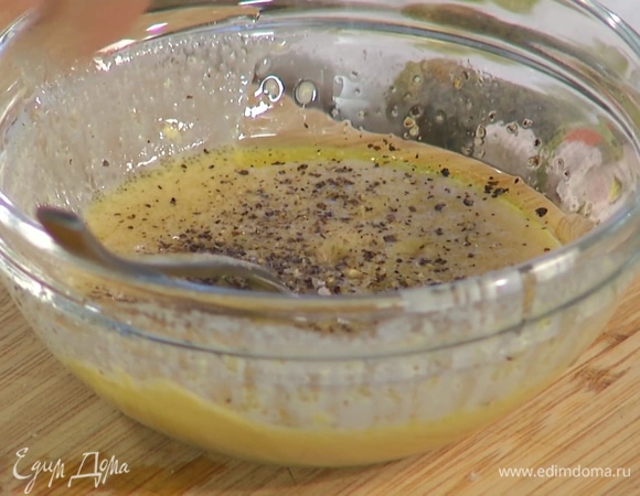 Приготовить заправку: оливковое масло Extra Virgin соединить с горчицей и малиновым уксусом, посолить, поперчить и перемешать. 