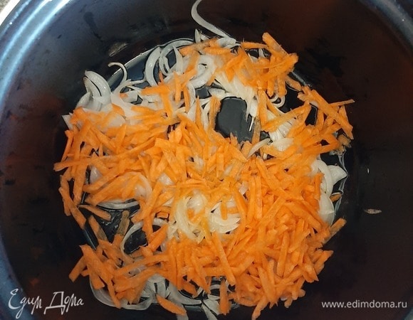 В кастрюле с толстым дном (можно использовать мультиварку) обжарить нашинкованный репчатый лук и натертую морковь.