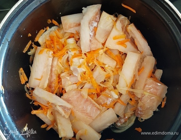 Добавить кусочки филе минтая, тушить несколько минут.