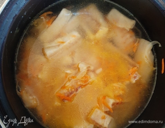 Заливаем холодную воду (в моем случае около 2 литров), доводим до кипения.