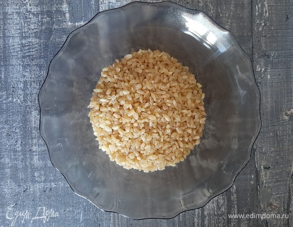 После того как вода закипит, добавляем булгур (можно использовать рис) и варим на среднем огне 20 минут, солим по вкусу. Суп готов! Подавать с рубленой зеленью, приятного аппетита!