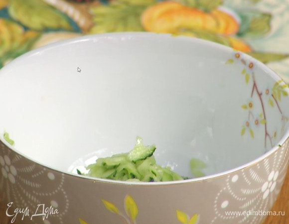 Огурцы натереть на крупной терке.