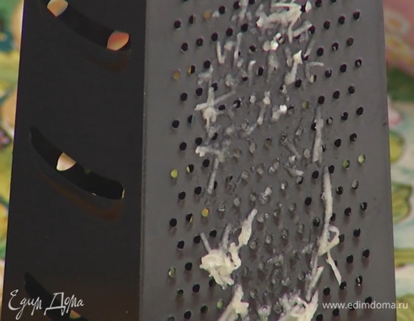 Зубчик чеснока почистить и натереть на мелкой терке.