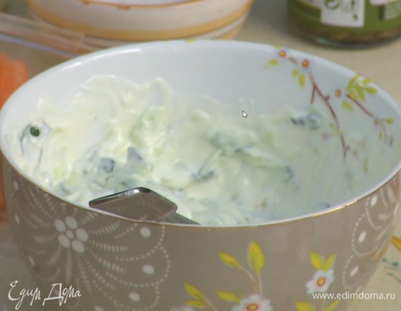 Приготовить соус: натертые огурцы соединить с чесноком, посолить, добавить порванную руками мяту, оливковое масло, йогурт и цедру лимона (немного цедры оставить), все перемешать.