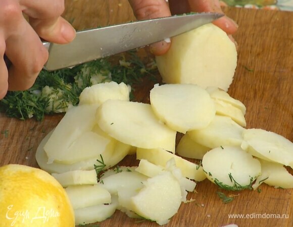 Картофель отварить в мундире и остудить, затем почистить, нарезать кружками и выложить в миску.