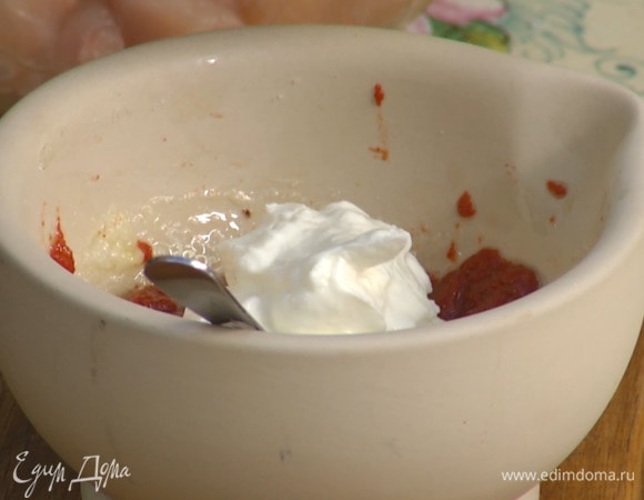 Приготовить маринад: чеснок почистить и растереть в ступке вместе с солью в пасту, затем влить 2 ст. ложки оливкового масла, добавить сухой перец чили, томатную пасту, йогурт и все перемешать.