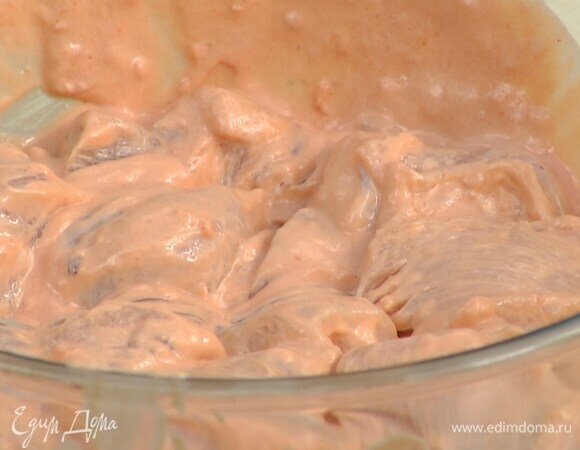 Куриное мясо нарезать небольшими кусочками, выложить в маринад, все перемешать и дать постоять.