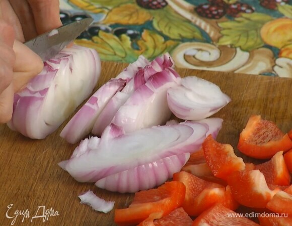 Красный лук почистить и нарезать толстыми кольцами.