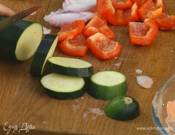 Цукини нарезать толстыми кружками.