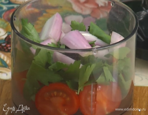 Шалот и чеснок почистить и крупно порезать.