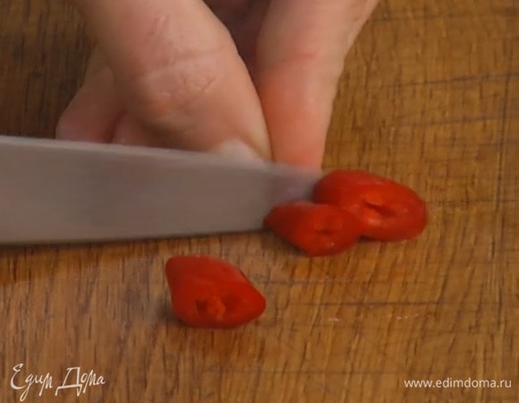 Перец чили крупно нарезать.