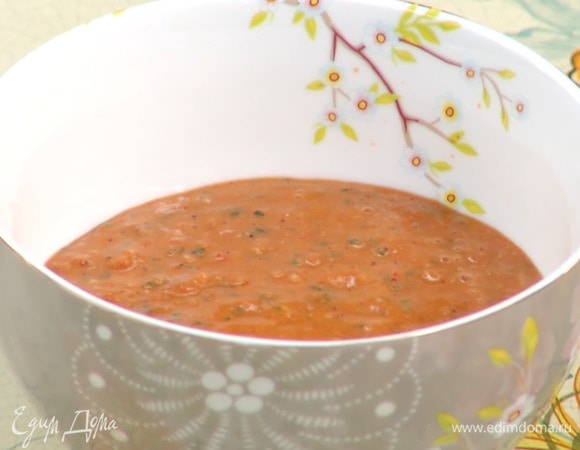 Приготовить соус: в чашу блендера выложить помидоры, шалот, чеснок, перец чили, петрушку и томатную пасту, влить оставшееся оливковое масло и наршараб, всыпать соль и сумах, все взбить.