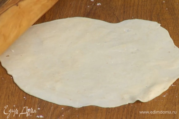 Разделить тесто на несколько частей и каждую раскатать в очень тонкую лепешку.