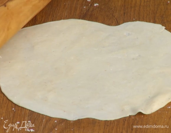 Разделить тесто на несколько частей и каждую раскатать в очень тонкую лепешку.