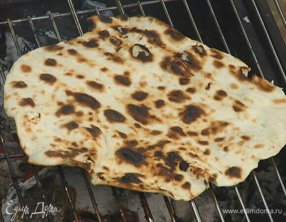 Раскатанные лепешки пожарить на гриле с двух сторон.