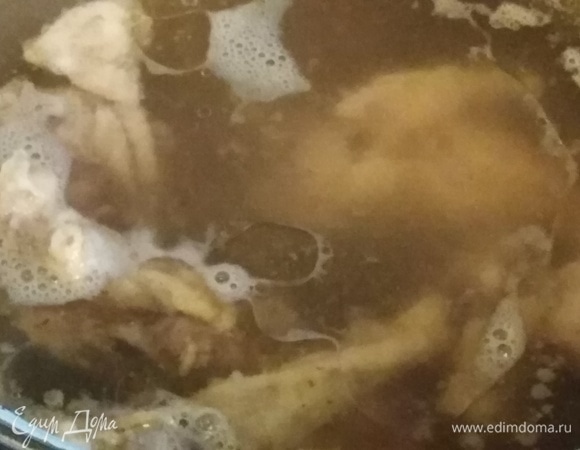 Сварить куриный бульон. Мясо отделить от костей, вернуть обратно в бульон.