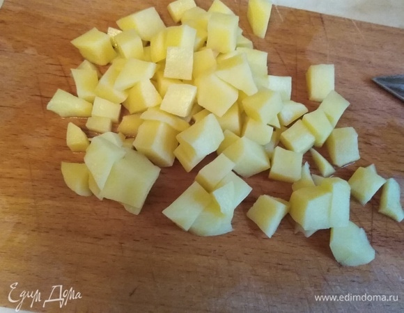 Картофель нарезать, добавить в кастрюлю. Посолить.