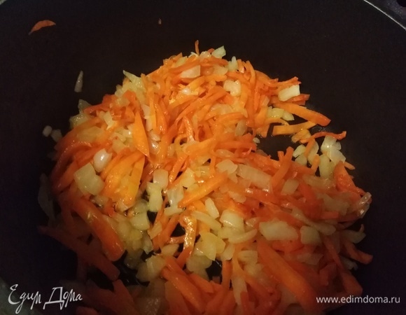 Морковь с луком обжарить на растительном масле. Соединить с супом. Варить до готовности картошки.
