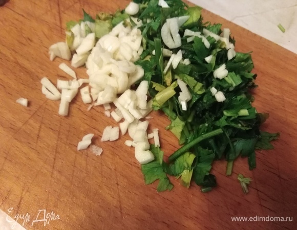 Нарубить петрушку и чеснок. Добавить в кастрюлю. Кипятить в течение 3 минут.
