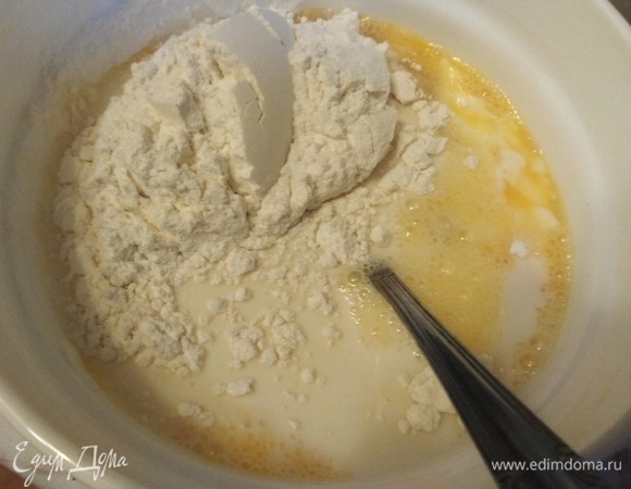 Яйца смешать с молоком и мукой. Взбить венчиком до исчезновения комочков.