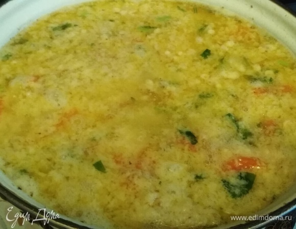 Яичную смесь влить в суп, помешивая. Кипятить пару минут. Если требуется, подсолить.