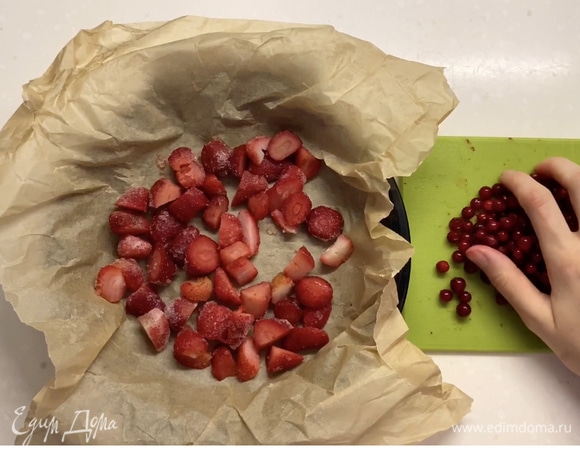 В форму для выпечки выложить ягоды (клубника, брусника, черника или любые другие).