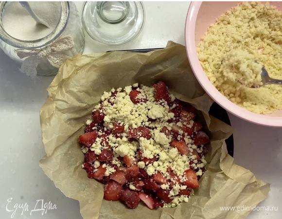 Сверху высыпать всю крошку. При желании крамбл можно приготовить порционно, в маленьких формочках. Запекать 20–30 минут, до румяности, при 180°С.