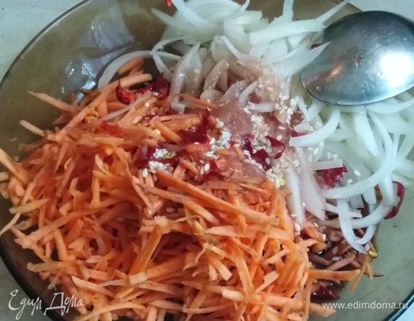 Натереть морковь на терке. Нарезать лук и перец чили. Добавить сахар, бальзамический уксус, растительное масло и кунжут. Перемешать.