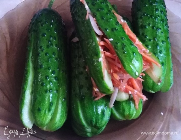 Огурцы промыть от соли под холодной водой. Начинить приготовленной овощной смесью. Накрыть и оставить еще на 30 минут.