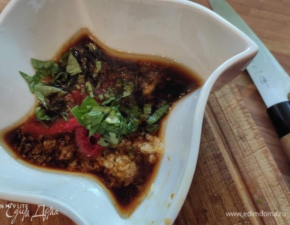 Приготовить соус. Натереть имбирь и чеснок на терке. Добавить мелко рубленый перец чили, соевый соус, сахар, рисовый уксус (если его нет, то можно заменить на уксус белого вина или сок лимона или лайма). Добавить томатную пасту, травы (у меня свежий базилик). Все смешать до растворения сахара. В 50 мл воды размешать крахмал и дать ему набухнуть.