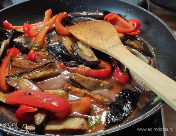 Когда овощи достигнут желаемой готовности, смешать крахмальную воду с основным соусом. Аккуратно взболтать соус и полить им овощи, сразу же перемешать лопаткой. За счет присутствия крахмала соус очень быстро густеет. Поэтому перемешивать баклажаны надо непрерывно и аккуратно. Обжаривать овощи в соусе еще 2–3 минуты, после чего блюдо будет готово.