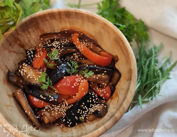 Баклажаны подавать в горячем виде, посыпав кунжутом и кинзой. Говорят, что блюдо хорошо как в горячем, так и в холодном виде. Его можно подавать в качестве гарнира к мясу или рыбе, а также в качестве основного, с рисом, например.