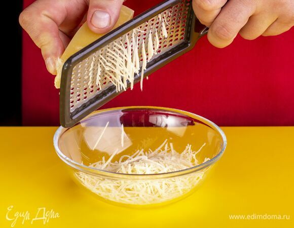 Ветчину нарежьте слайсами, сыр натрите на мелкой терке. 