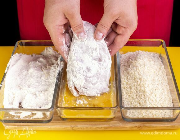 В три отдельные миски выложите яйца, муку и панировочные сухари. Яйца немного взбейте. Поочередно обваляйте куриный шницель сначала в муке и яйцах.