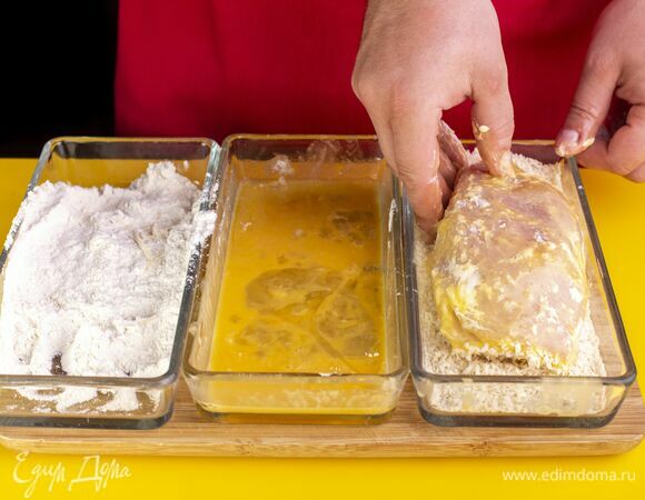 И затем в панировочных сухарях.