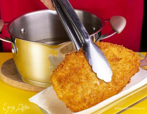 Готовые шницели выложите на бумажные полотенца, чтобы убрать лишнее масло.
