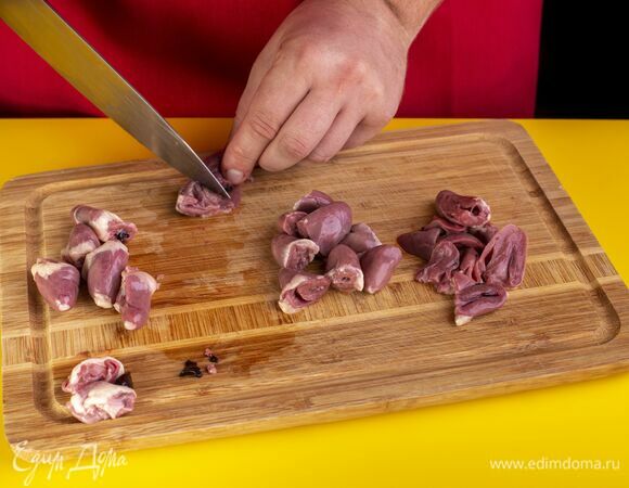 Разрежьте каждое сердечко пополам, удалите кровь, срежьте с краев жир, тщательно промойте.