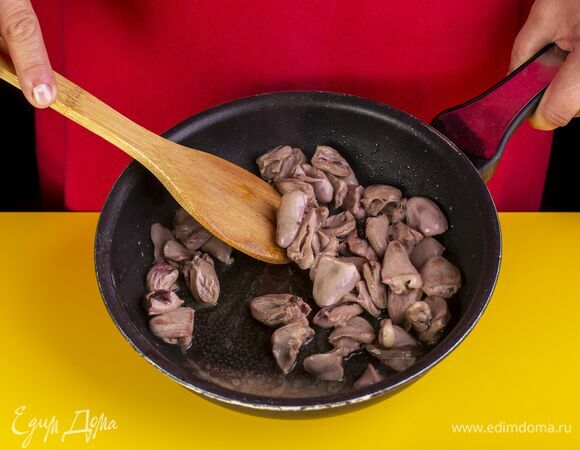 В разогретую с растительным маслом сковороду выложите сердечки. Когда они пустят сок, тушите их под крышкой на среднем огне до выпаривания жидкости.
