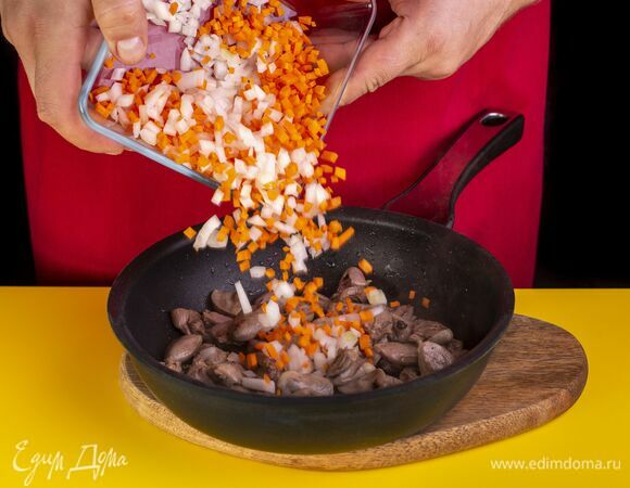 Добавьте к сердечкам овощи, посолите, поперчите и обжарьте.