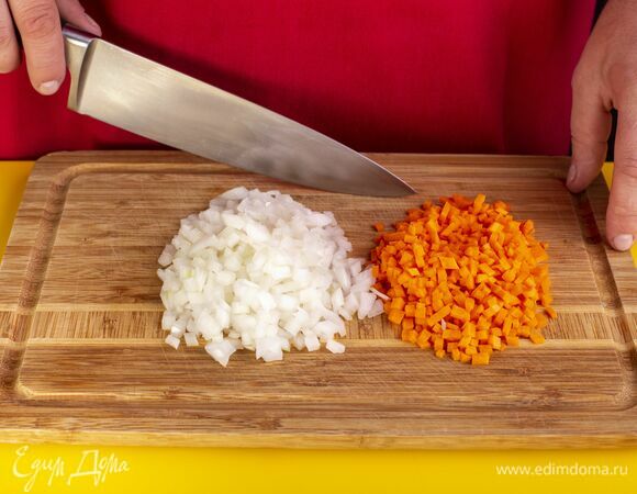 Лук и морковь мелко порубите.