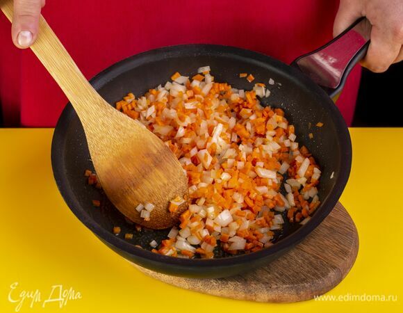 Обжарьте овощи на растительном масле.