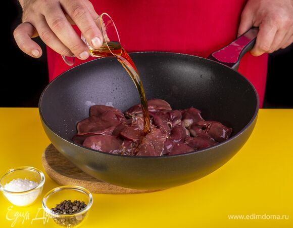 Печень выложите на отдельную сковороду с растительным маслом. Тушите в течение 10 минут. Посолите, поперчите. Добавьте к печени коньяк и протушите все пару минут.