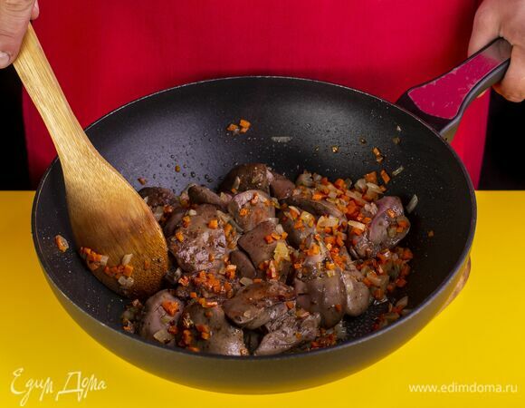 Соедините печень и обжаренные овощи.