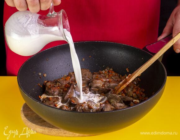 Добавьте сливки и доведите до кипения.