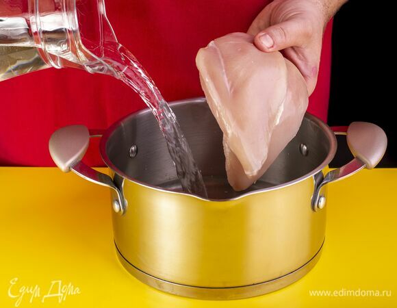 В кастрюлю налейте воды и выложите филе грудки ТМ «Благояр». Когда вода закипит, уменьшите огонь и снимайте появляющуюся пенку.