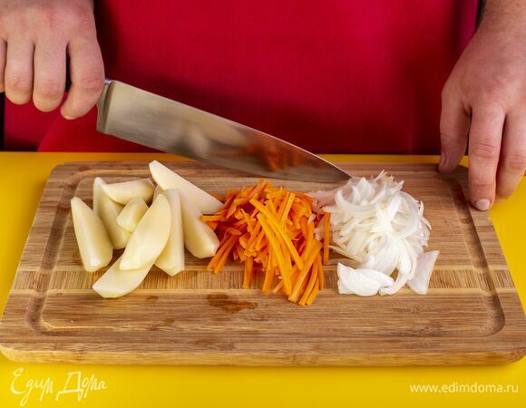 Картофель нарежьте дольками, лук и морковку соломкой.