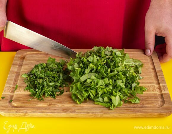 Нарежьте щавель и зелень.
