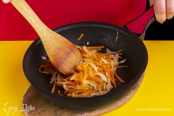 На сковороде пожарьте на растительном масле лук и морковь.