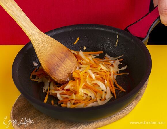 На сковороде пожарьте на растительном масле лук и морковь.