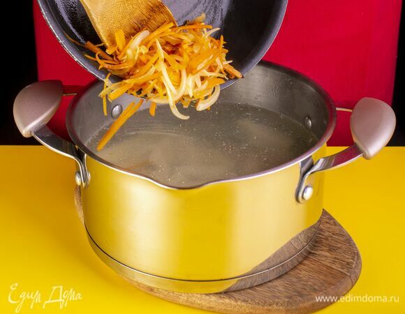 Затем добавьте овощи в кастрюлю.